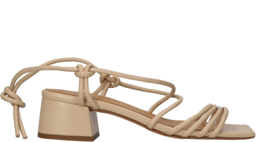 Beige leren Toral 12628 Capuccino dames sandaal met rechte voorkant.